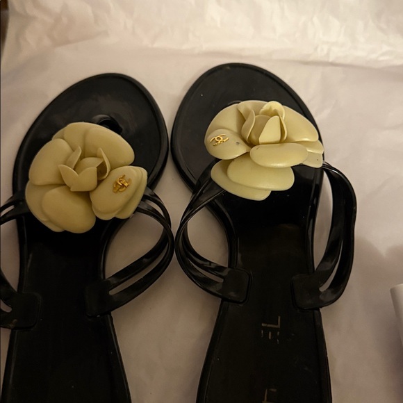Channel Elegant Black Sandals with Cream Floral Accent size 8.5 - Picture 3 of 4